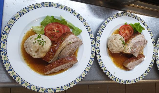 Ein Klassiker der Bayerischen Küche: Unser Schweinekrustenbraten frisch aus dem Backofen